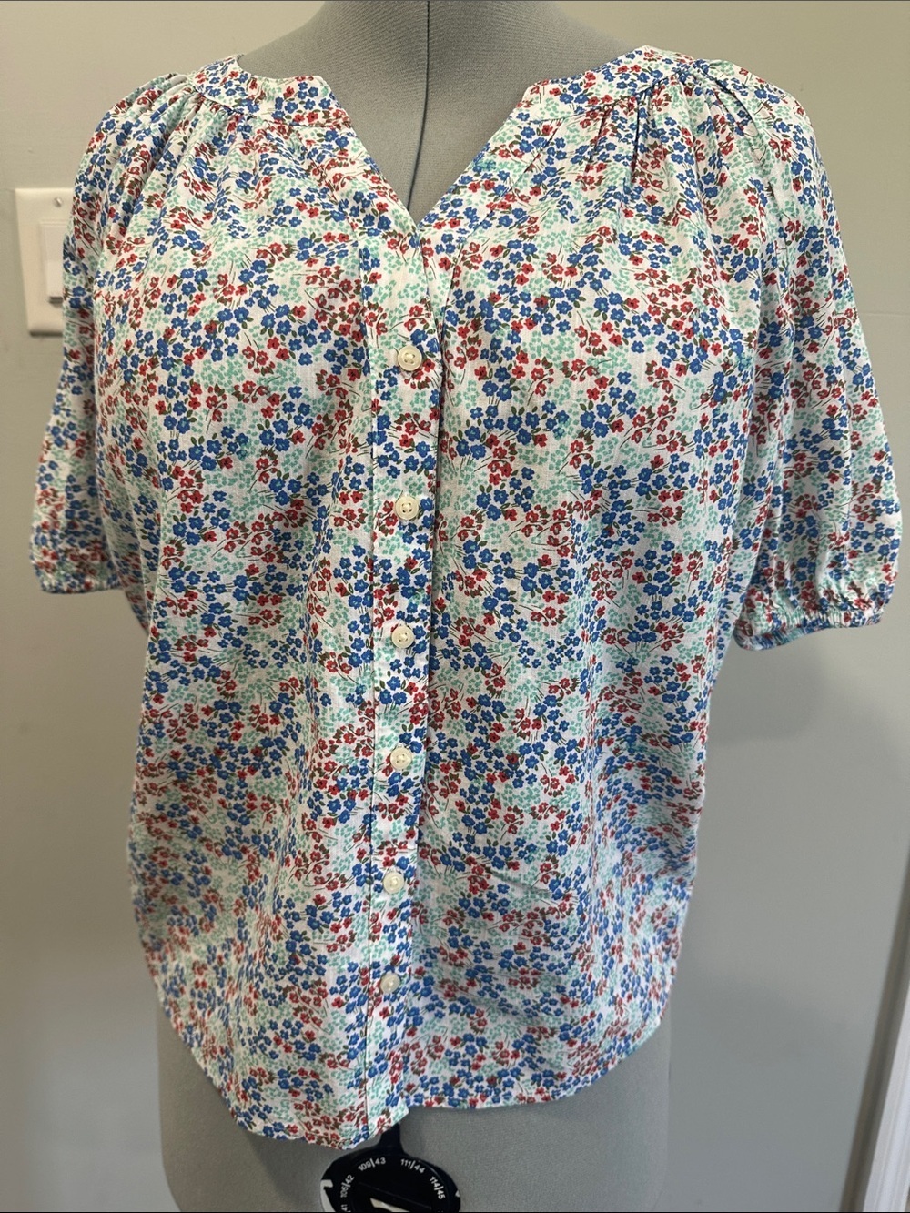 St. John's Bay White Floral Button-Front Blouse Blue & Red Flowers  M